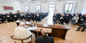 Đức Thánh cha gặp gỡ một trăm linh mục thuộc trung tâm Roma